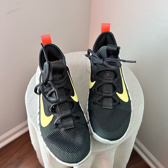 NIKE Colorway: Dark Smoke Grey/Bright Mango/Barely/Green/Light Zitron size 8.5 - Picture 7 of 13